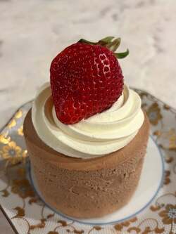  藤あや子、高さ約10cmのケーキを完食したことを報告「さすが胃袋年齢17歳」 