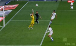 「それ届くのか！」日系人GKの“大ジャンプ→指先タッチ”をファン称賛「触らなきゃドンピシャ」長田澪がピンチ回避の瞬間