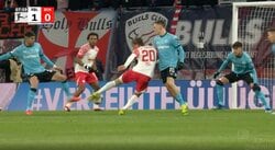 「神すぎる」「年間ベストゴール級！」3人を一瞬でかわす“神トラップ”→天才的ターンからスーパーゴール！ 市場価値100億円超えの神童が“強烈ゴラッソ”を叩き込んだ瞬間