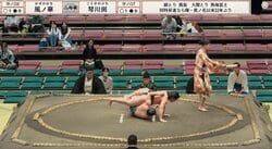 「えっ、なにいまの」アクロバティックな“豪快決着”に「バックドロップ行くのかと」館内どよめき