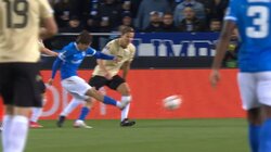 相手GKも愕然...伊東純也、爆速ドリブルからの守備2枚抜きカットインシュートにスタジアム大喝采