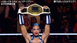 腹筋“バキバキ”の美人レフェリーにネット騒然 露出度高めの手作り衣装に「レフェリーの格好か？」「世界一かわいいレフェリー」