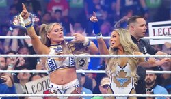 “元体操”美女と“美魔女”レスラーのアクロバティックな「ヨガ特訓」が話題…相性バッチリ“軟体技”連発にファン興奮「未来と伝説」