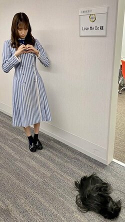 まさかの『ひなあい』ネタ再現…！ 日向坂46佐々木久美、Love Me Doの楽屋前に置かれたカツラを切なげに見つめる