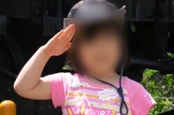 「爆弾積んだ飛行機に乗っとったやん」前世の記憶？敬礼のポーズをする4歳娘が描いた絵に衝撃