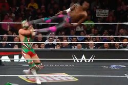 かつてない“高さ”のドロップキックに衝撃走る「何じゃ今の高さ」「身体能力すげえなぁ」ファンもドン引き