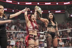 仲良しすぎる日本人女子レスラー×最恐女王、バックヤードで“肩組み2ショット”にほっこり「早くグッズを販売して」