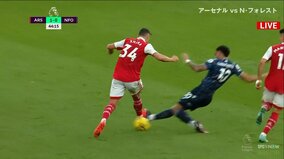 ジャカの足首を襲った激ヤバタックル 悶絶する姿に視聴者も怒り爆発「ボールに行けばいいってものではない」