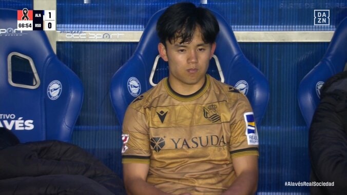 「誰か久保をソシエダから救ってくれ」ベンチで“茫然”の久保建英に海外ファンも同情の声「移籍が必要だ」「イマノルが無能すぎる」交代させたソシエダ指揮官に批判噴出 4枚目