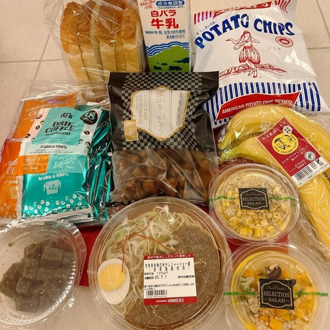 【写真・画像】小柳ルミ子、ボイトレ後にサングラス姿でお買い物「夏メニューが続々と並んで来ました」　2枚目