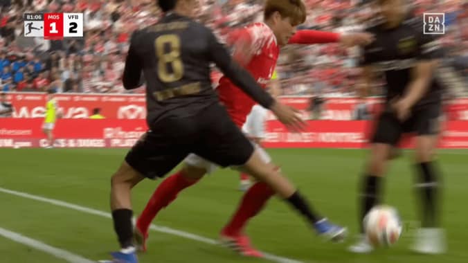 「嘘だろ…」佐野海舟の“ありえない体幹”に相手驚愕！警告ファウルを食らい一回転→即復活のフィジカルが圧巻すぎる 3枚目