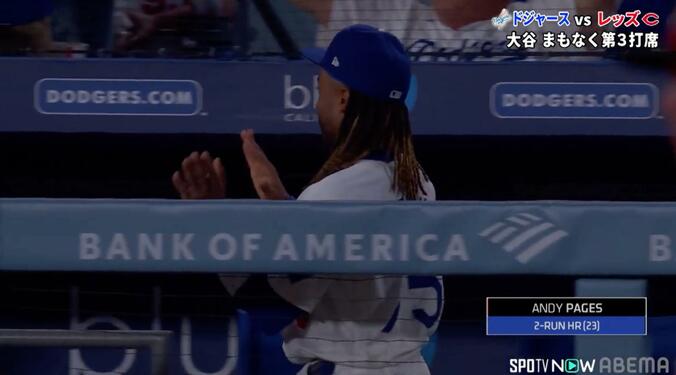 ジャスティン・ディーンが一人小躍りを始め、まるでダンスパーティーのような雰囲気に