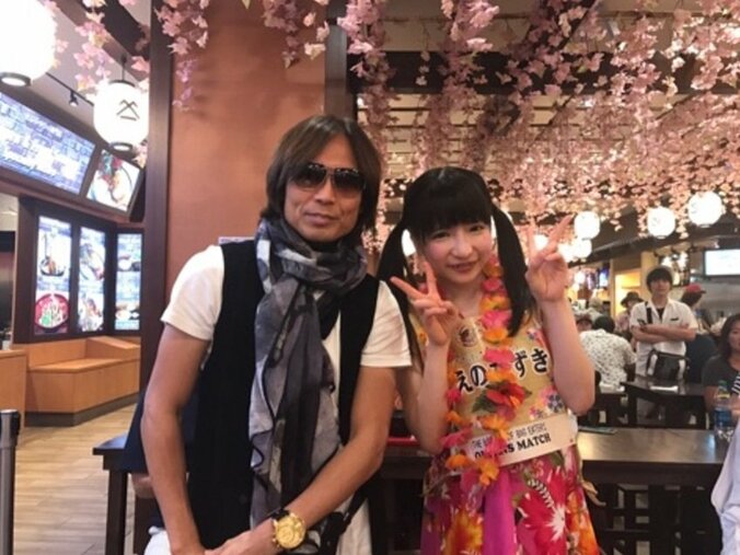 もえあず、「爆食女王」3連覇　キャラ発掘の恩師・つんく♂と2shot 1枚目