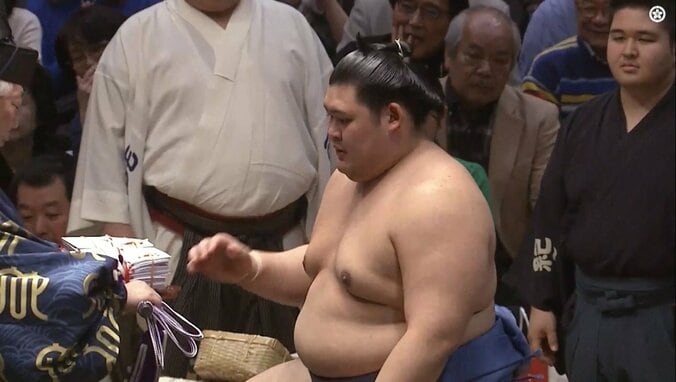 大の里に分厚い懸賞が渡される