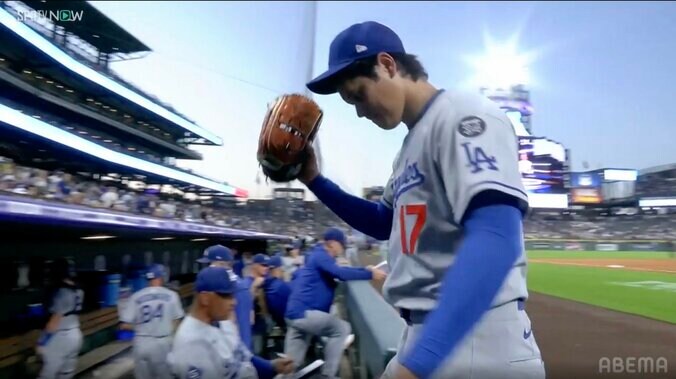 大谷翔平、無念の降板で異例の“仕草” ベンチに戻った瞬間、珍しくグラブを振り上げ悔しさ押し殺す 2枚目