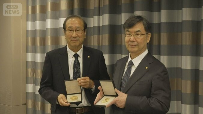 北川進氏（左）と坂口志文氏　授賞式の翌日に記者会見をした（12月11日）