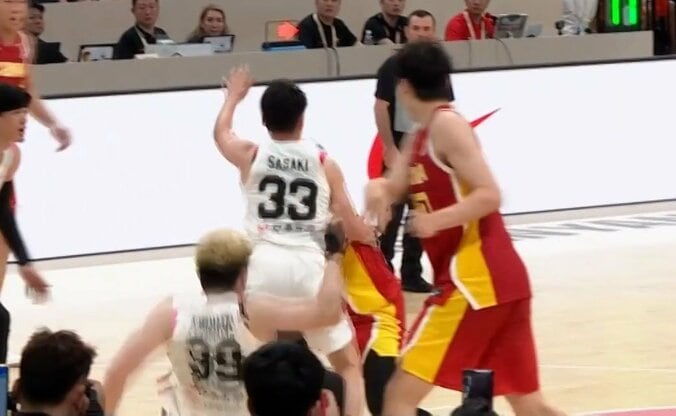 「イライラしすぎ」中国NBA逸材が“まさかの投げ飛ばし”…日本ビッグマンに「完璧ディフェンスすごい」【バスケW杯予選】 4枚目