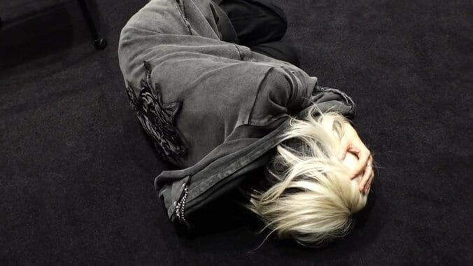 内川が一発ツモのチャンスを逃し床に転げる二階堂亜樹