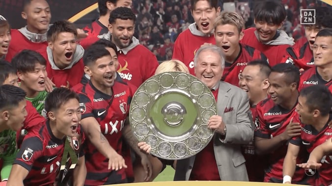 感動！神様ジーコ（72歳）がサプライズ登場！「アントラーズにとっていつまでもお父さん」「溜めるタイプやった笑」鹿島の優勝セレモニーでシャーレリフト 4枚目