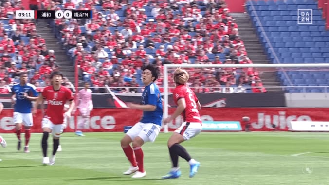 「VARあるのにイエロー？」浦和FW、異例のジャッジ問題視…マリノスFWの肘が首に直撃で物議「しっかり仕事してほしい」 4枚目