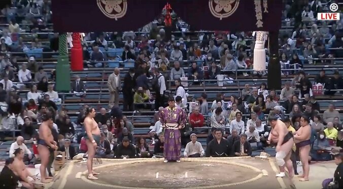 【写真・画像】「行司さんあぶない」力士とあわや接触で慌てて後退り 「位置が」「大丈夫か」ファン騒然　1枚目