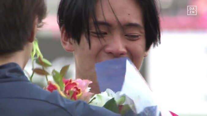 「他サポだけど泣いた」「真司もこの曲で…」香川真司は笑顔で送り出し...海外挑戦のC大阪・北野颯太、チームメイト大号泣の退団セレモニーにファン涙腺崩壊 5枚目