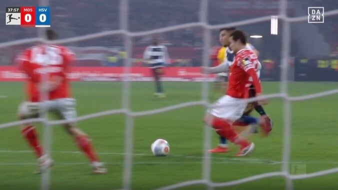 ウソでしょ…！？ 佐野海舟、衝撃の“高速スライディング”「止めるんかい！」爆速ランニング→体を投げ出した“神ディフェンス”「上手すぎやろ」 5枚目