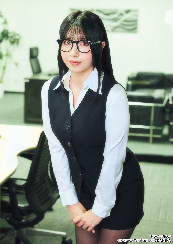 人気グラドル＆レイヤー・三橋くん、話題の漫画『澱の中』ヒロインを完全再現  『ヤンマガ』初登場でコラボグラビア 1枚目