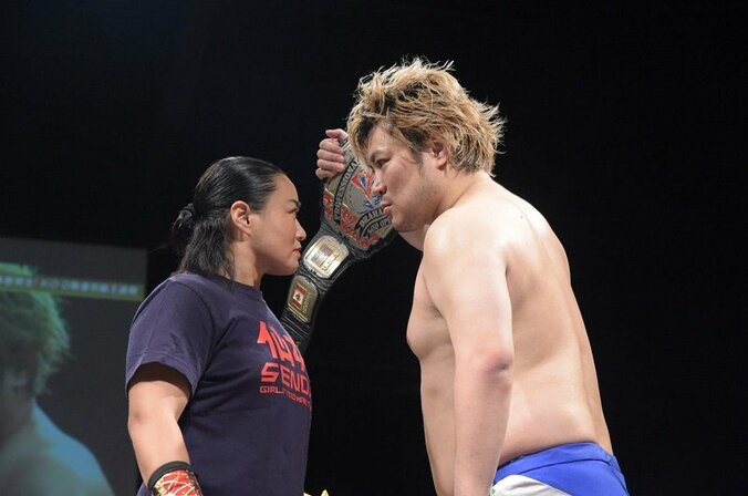 「両国メインでヒドい試合をする」男色ディーノ、衝撃の王座強奪　防衛戦で里村明衣子と対戦へ！ 1枚目