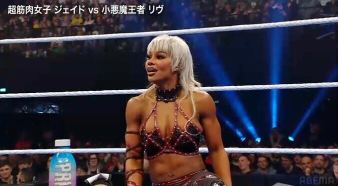 鍛え上げられた肉体を誇示するジェイド・カーギル