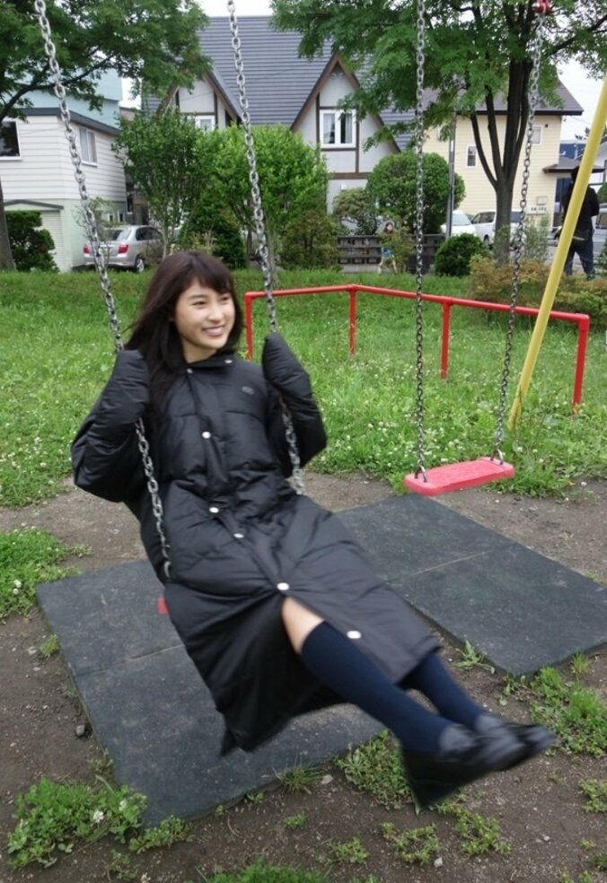 土屋太鳳、無邪気すぎるブランコ姿に反響 3枚目