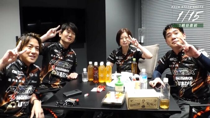 控室で笑顔を見せる浅井堂岐