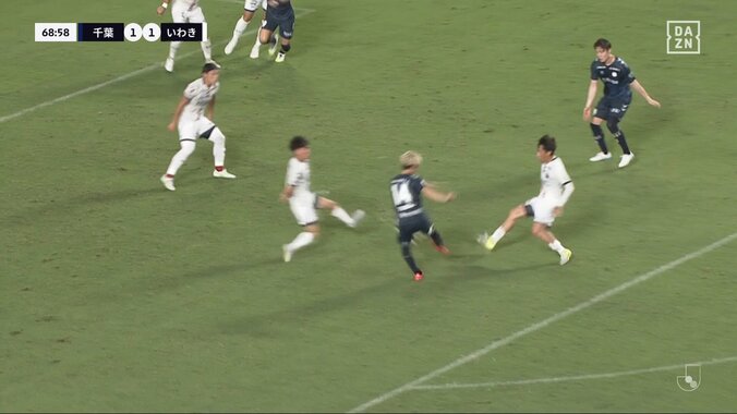 「鳥肌立った」痛めた足で振り抜いた豪快ゴラッソ！「いい振り足」「トラップがよかった」劣勢をはね返す魂の弾丸シュートに脚光 3枚目