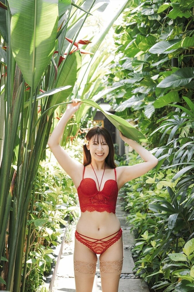 3月にSKE48卒業・荒井優希、ランジェリー姿や水着バックショットも 1st写真集『無敵の素顔』5月23日発売 3枚目