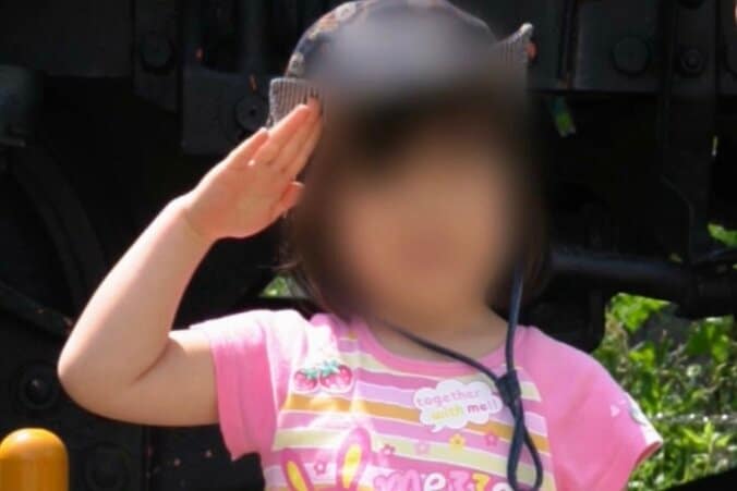 【写真・画像】「爆弾積んだ飛行機に乗っとったやん」前世の記憶？敬礼のポーズをする4歳娘が描いた絵に衝撃　1枚目