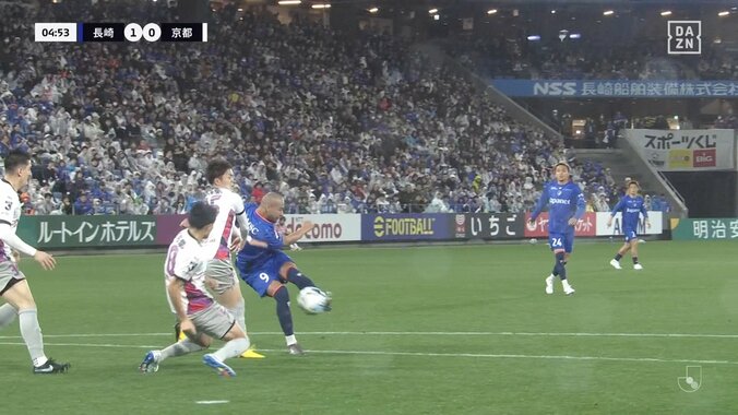 守備陣呆然の理不尽ゴラッソ！元得点王の速すぎる“ノールック反転シュート”にスタジアム騒然「腰がすごい」「見てないのに決める」 4枚目