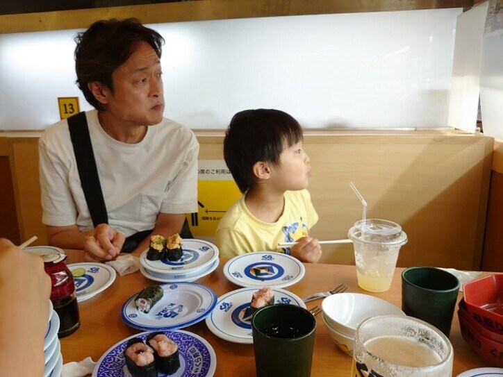  山田花子、夫も合流し家族で『くら寿司』を堪能「頑張って食べた～」 