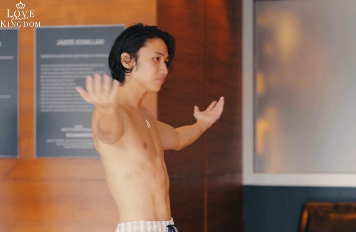 【写真・画像】4人の水着美女がマッチョイケメンを取り囲み…ハーレム展開に霜降りせいや「これなんやねん!」 2枚目