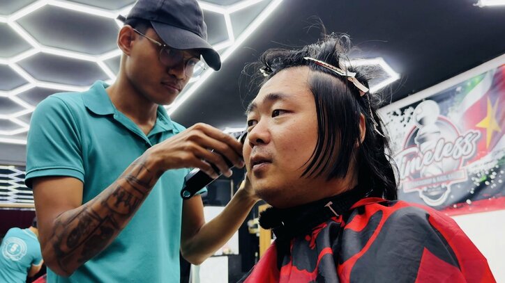 【写真・画像】人生に絶望した天才芸人が“誰も知らない国”で髪を切る…ヒコロヒー・モグライダー芝・アルピー平子の新感覚“海外旅バラエティ”が復活！　4枚目