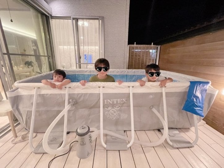 辻希美、子ども達が大興奮した本格的な自宅プール「深さが増し増し」