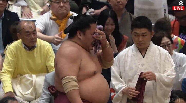 タオルを手渡した呼出も心配そうに見つめる