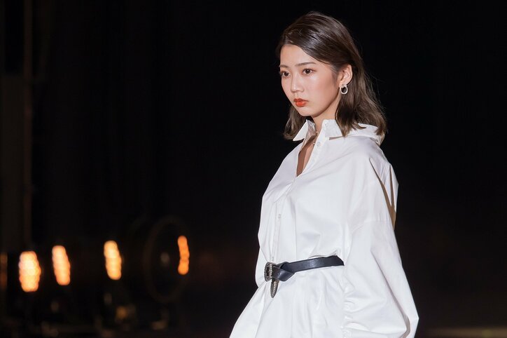 小坂菜緒が美しいうなじを披露！ 日向坂46ファッション誌専属モデル7名が『TGC』に集結