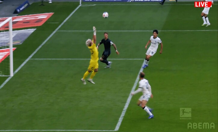 ジャンプする長田澪