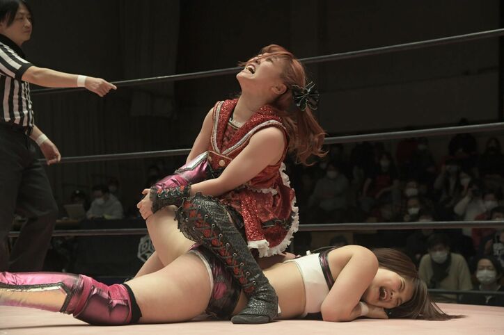 “頭蓋骨を砕く”後ろ回し蹴りで壮絶KO！ 伊藤麻希、宿敵・山下実優に涙の敗北