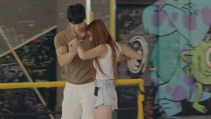 ホットパンツから美脚すらり！ナイスバディ美女のデートファッションに男性たちがドキドキ『恋するアプリ Love Alarm』#8