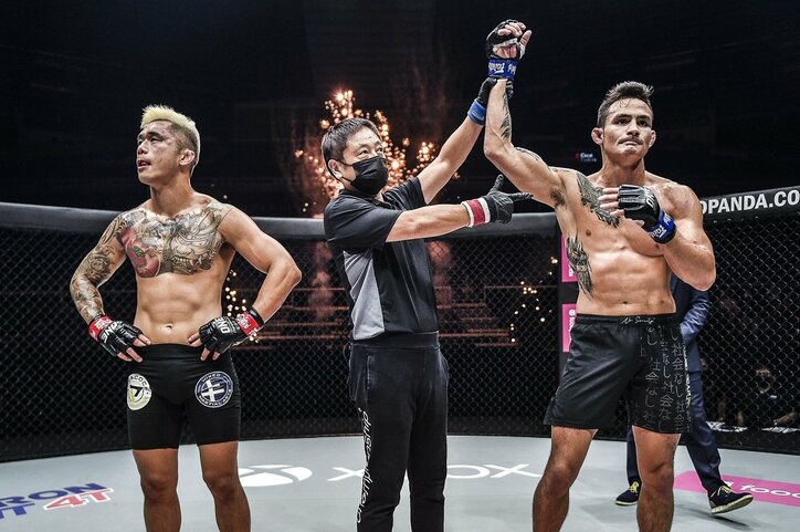 深追いの王者に“まさか”の右 「一発でひっくり返った」衝撃の王座陥落にネット騒然