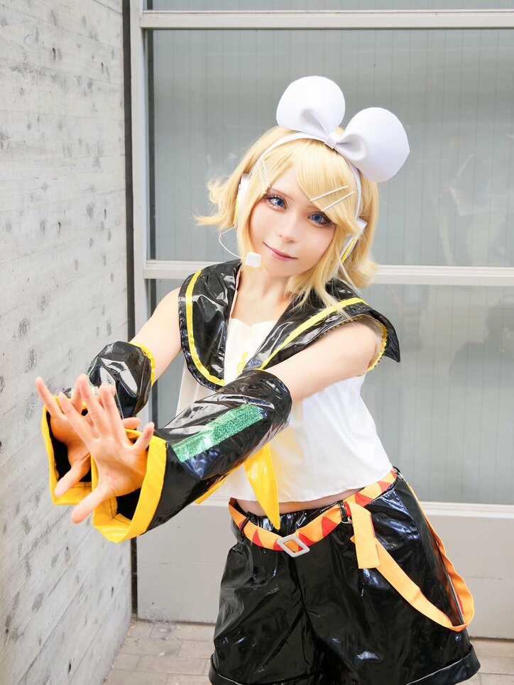 [Photos/Images] Posing to Capture the Little Sister Vibe... Cosplaying the Energetic Kagamine Rin 3rd