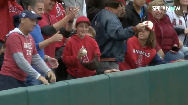 「ワオ！」目の前でウォードがキャッチしたボールをもらったエンゼルスファンの少年がはにかんだ笑顔見せる