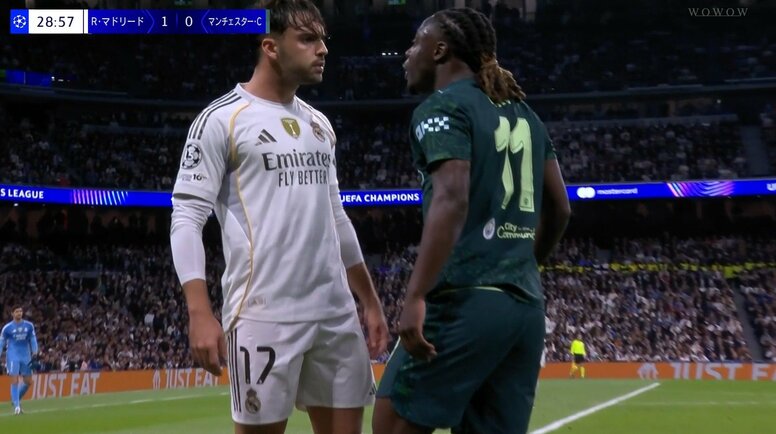 一触即発！緊迫のフェイスオフ「バチバチやな」接触プレーで倒れた相手を見下ろす煽り行為→体当たりに仁王立ちで応戦「退場するなよ」