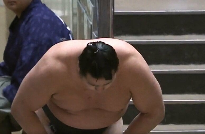 お辞儀で顔を上げた力士に「あらイケメン」ファン驚きの瞬間 敗れた相手を支える“紳士的”な振る舞いにも称賛の声
